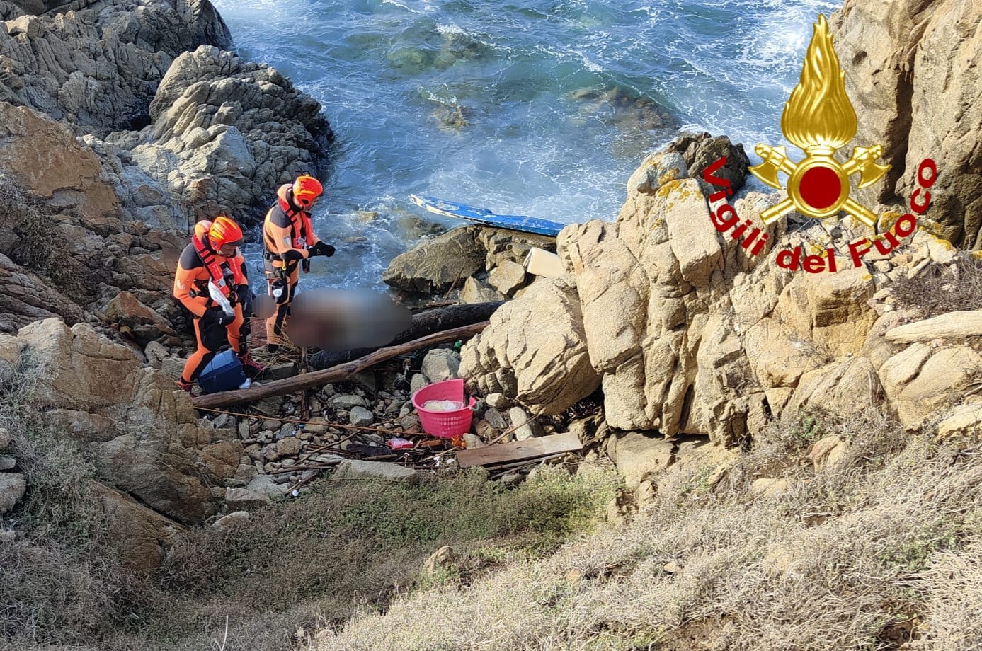 Dramma a La Maddalena, un diportista trovato morto sugli scogli dopo l’sos