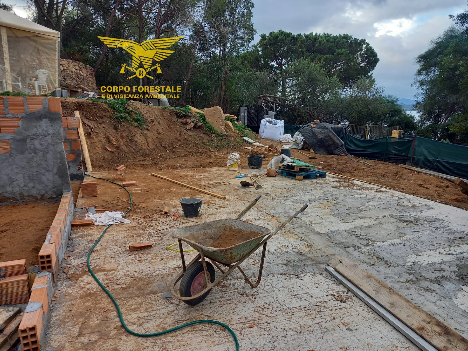 Tortolì, spunta il cantiere edilizio abusivo di una villa a due passi dal mare: stop della Forestale