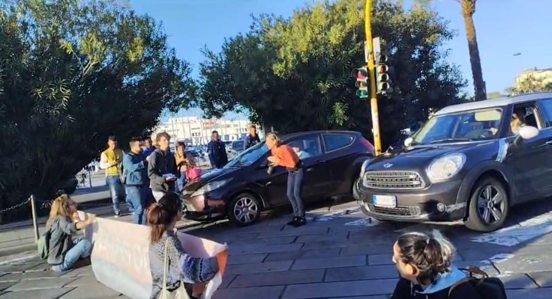 Gli attivisti di Ultima generazione bloccano via Roma a Cagliari, traffico e caos: “Emergenza climatica”