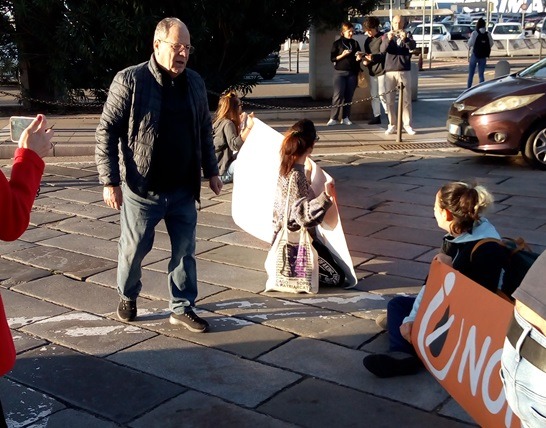 Cagliari, rimosso dalla polizia il blocco degli ecologisti in via Roma: “Siamo come i pastori”