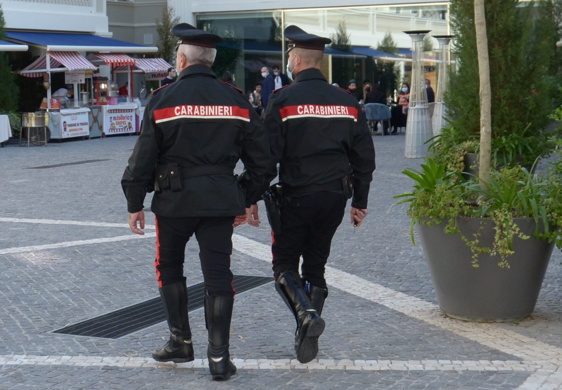 Cagliari, furto di bottiglie di vino per 382 euro: coppia in arresto