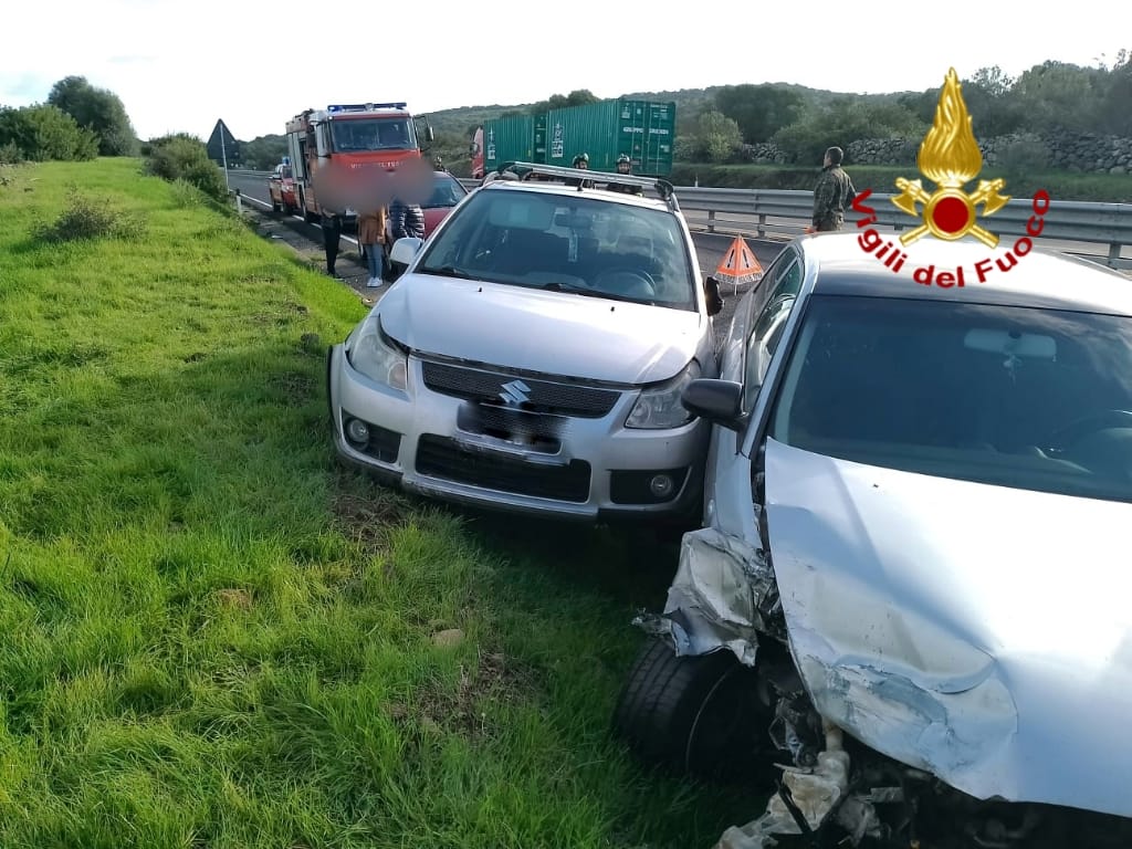 Ennesimo schianto sulla 131, tre auto semidistrutte e due uomini feriti