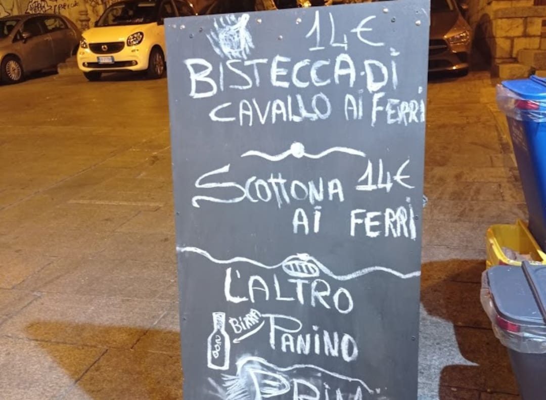 Cagliari, lavagnette con menù in strada senza permesso: il Comune chiude una pizzeria della Marina per 8 giorni
