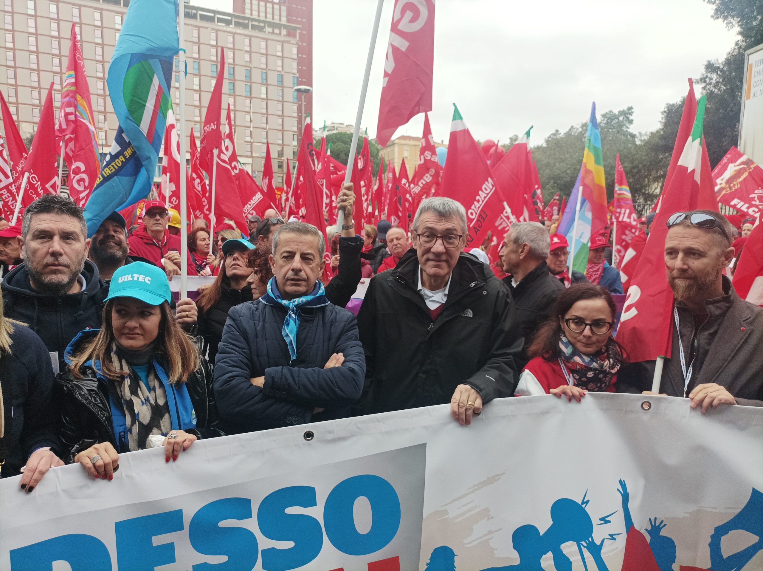 Cagliari, migliaia in piazza per scioperare con Landini: “Subito stipendi e pensioni più alti”