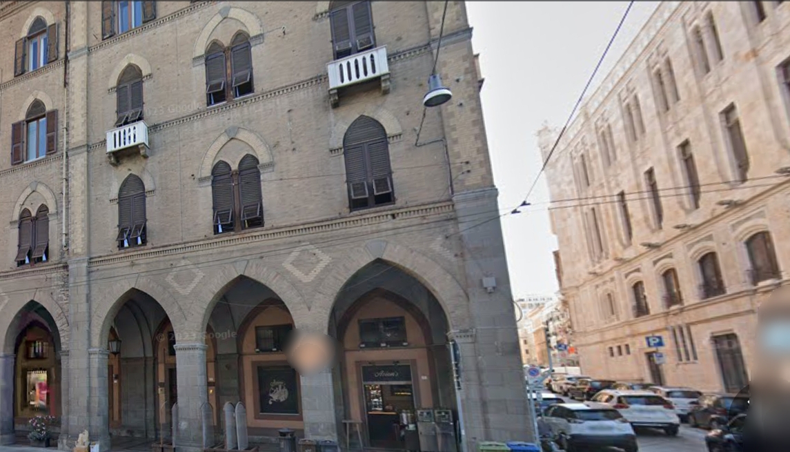 Cagliari, incendio in una palazzina antica di via Roma: scala distrutta e abitanti evacuati