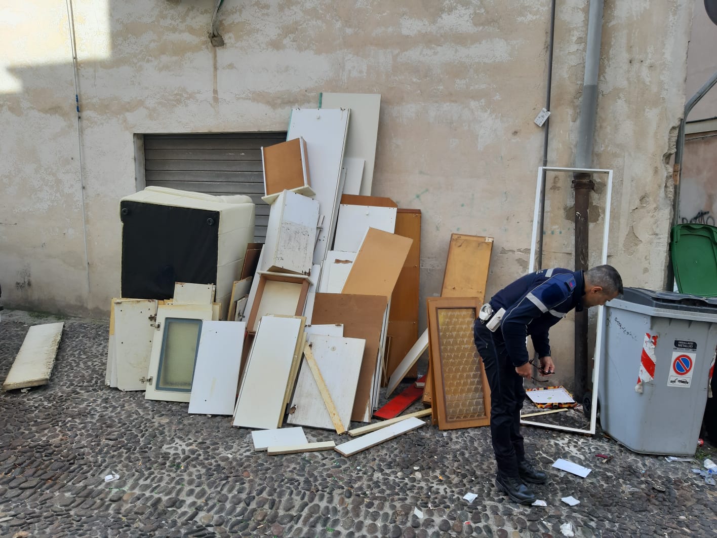 Abbandonano 7 quintali di rifiuti in strada in via Maddalena: denunciati tre stranieri e un sassarese