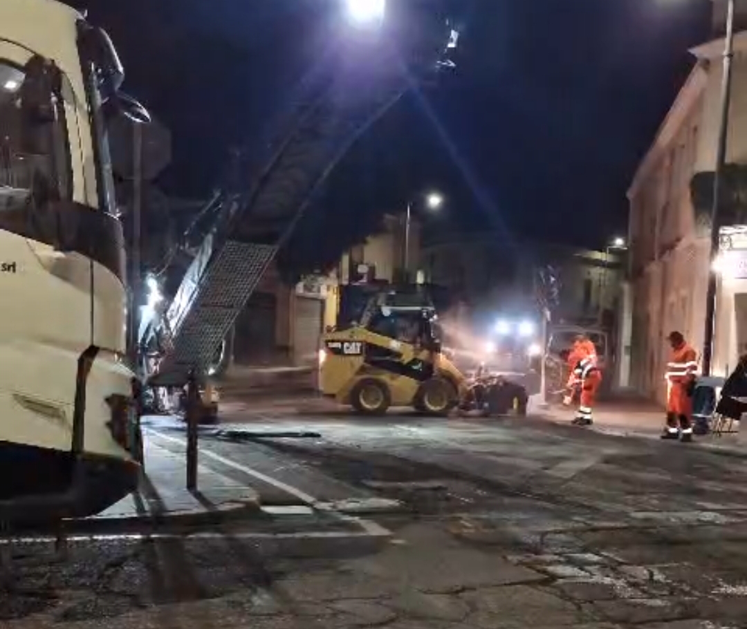 Cagliari, ecco l’ennesimo cantiere: bulldozer al lavoro di notte in piazza Italia a Pirri