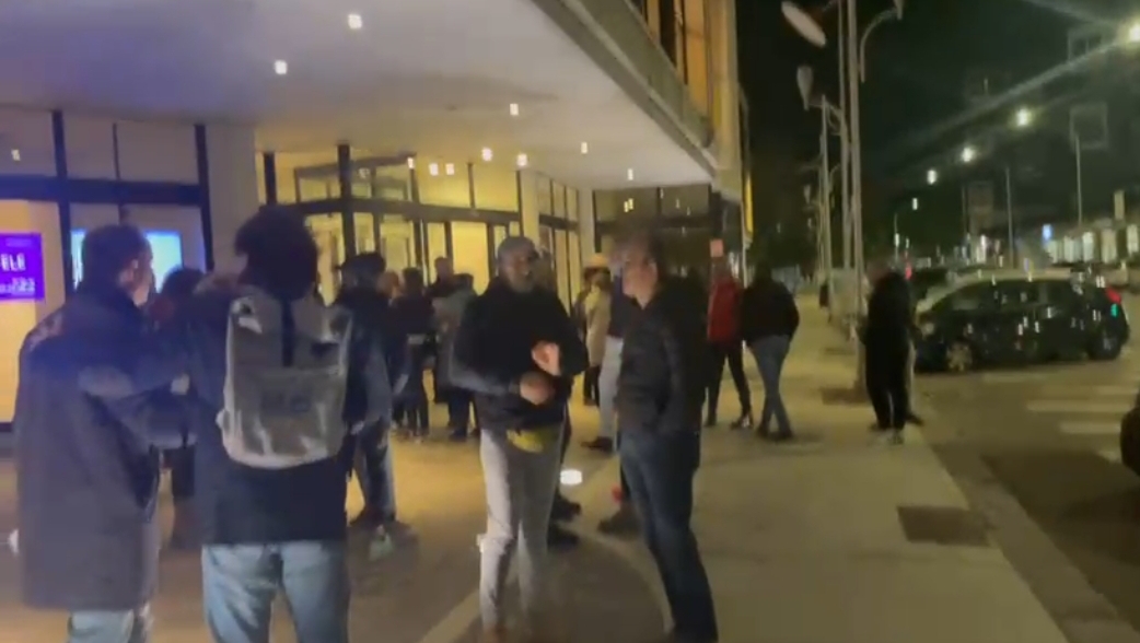 Non si suona ma si mangia, lavoratori del Lirico in piazza: “Prove di Mefistofele da incubo”