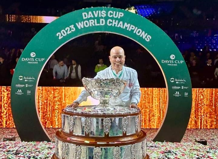 Maestosa, preziosa e ambita: la Coppa Davis stretta tra le braccia di un cagliaritano