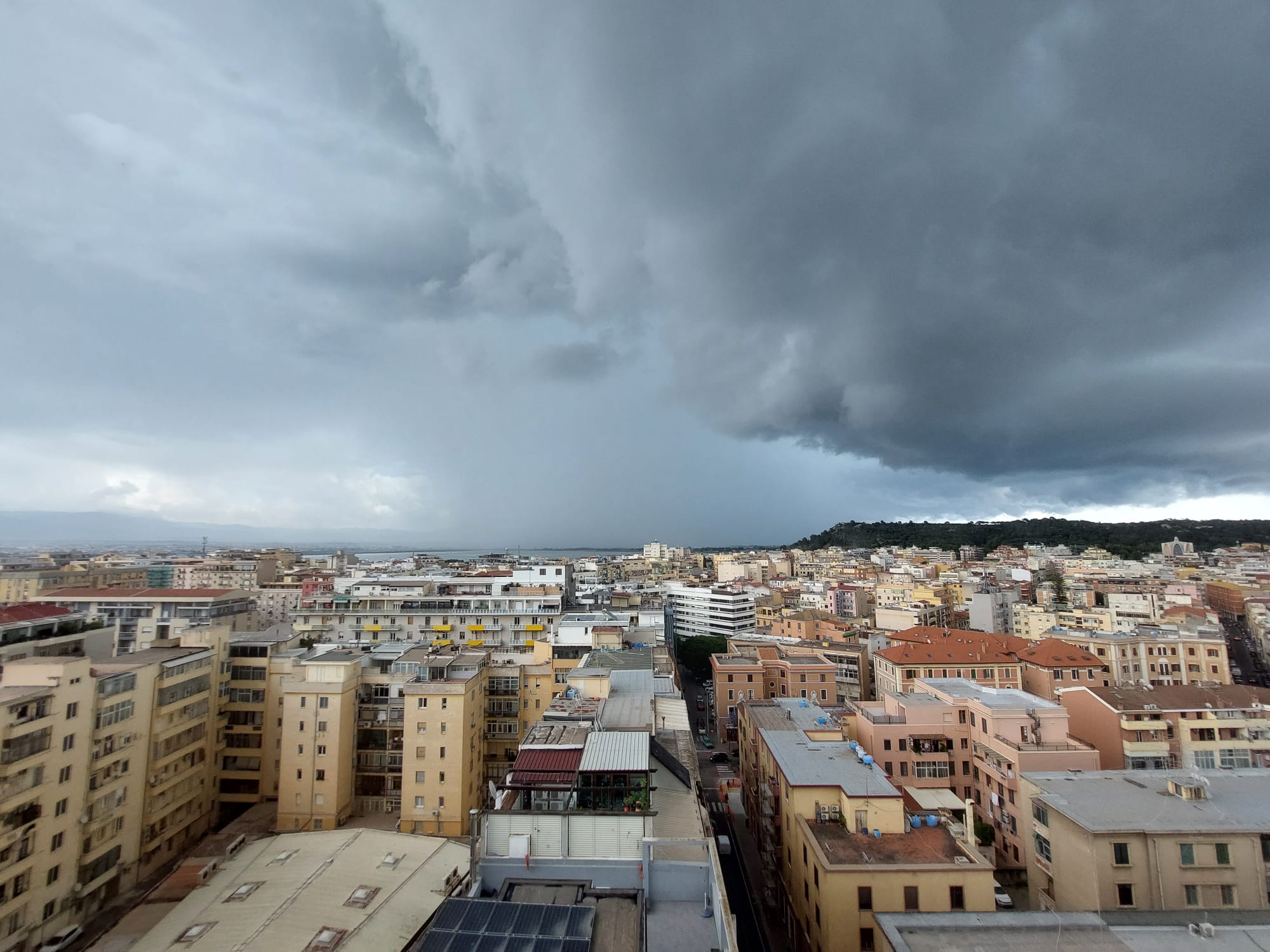 Meteo Casteddu, pioggia e violente mareggiate alimentate dal vento: venerdì di forte maltempo sulla Sardegna
