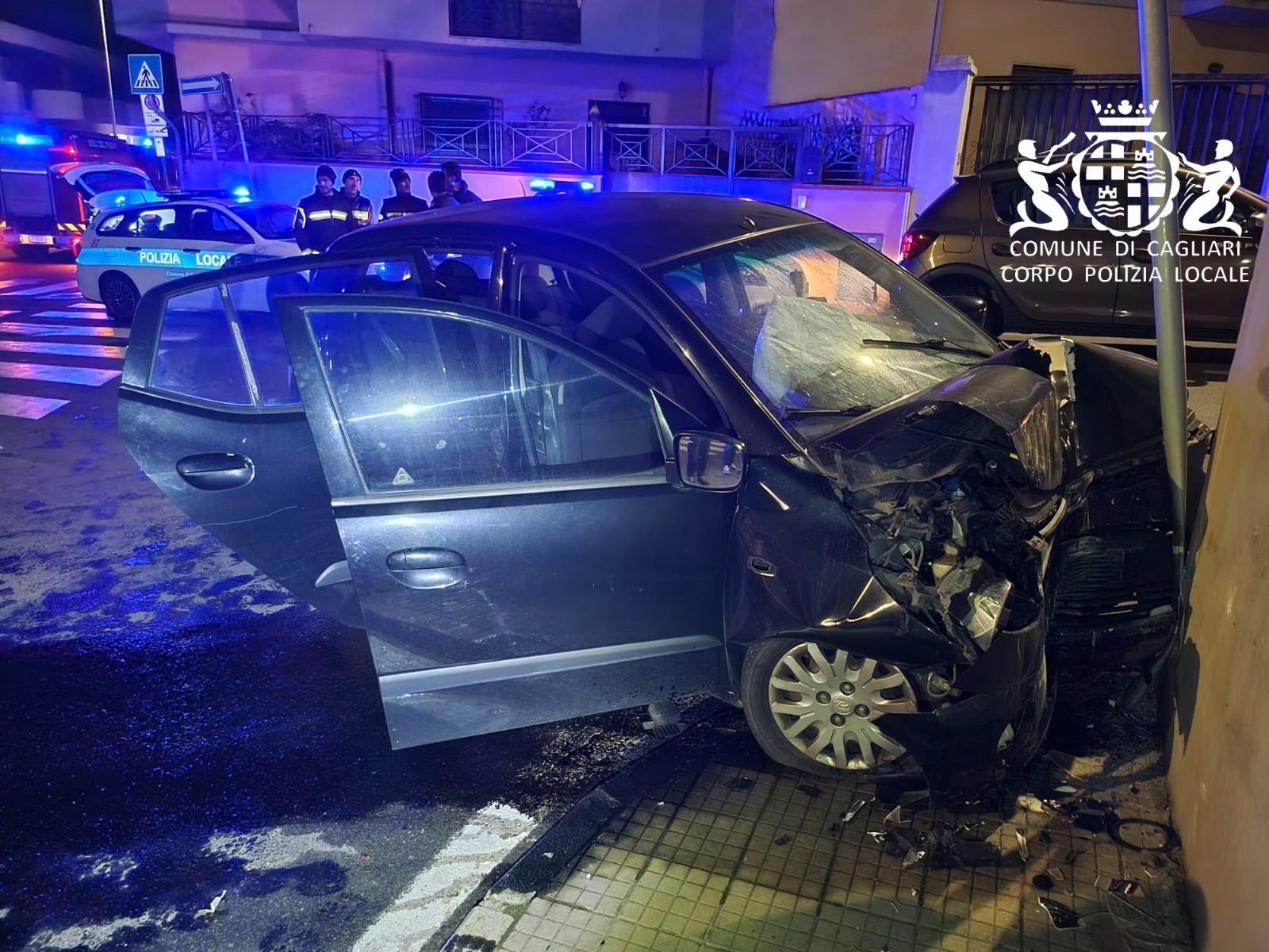 Terribile incidente a Cagliari, auto contro un muro in via del Canneto: feriti 3 ventenni, 2 sono gravissimi
