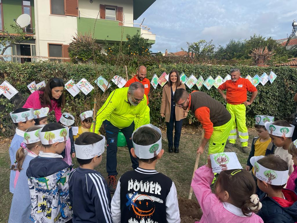Quartu, via alla festa degli alberi: gli alunni baby giardinieri coltivano gli orti urbani