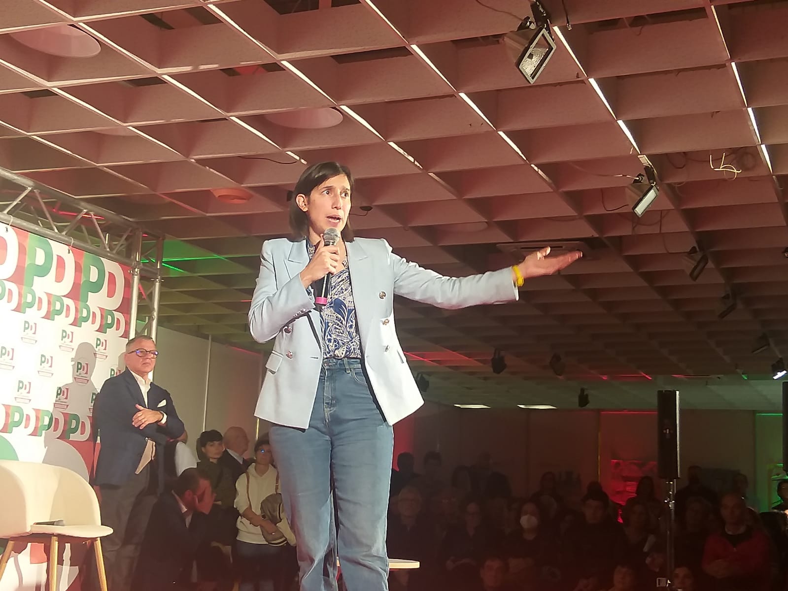 Cagliari, 800 persone alla Fiera per Elly Schlein: “Solinas è stato un disastro su sanità e trasporti”