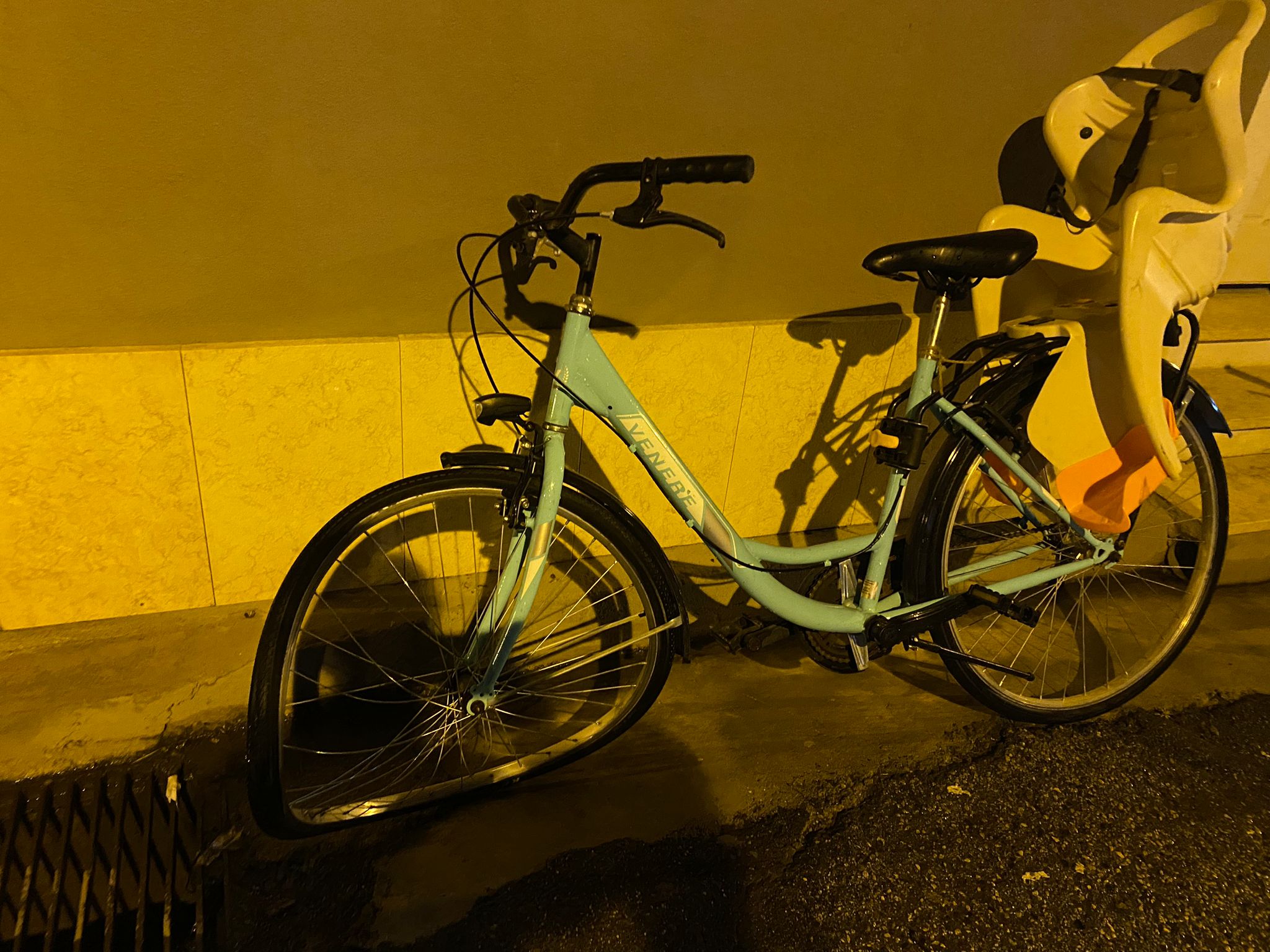 Uta, mamma con bimba in bici colpite da un’automobilista pirata: “Fatti viva anche per i danni”