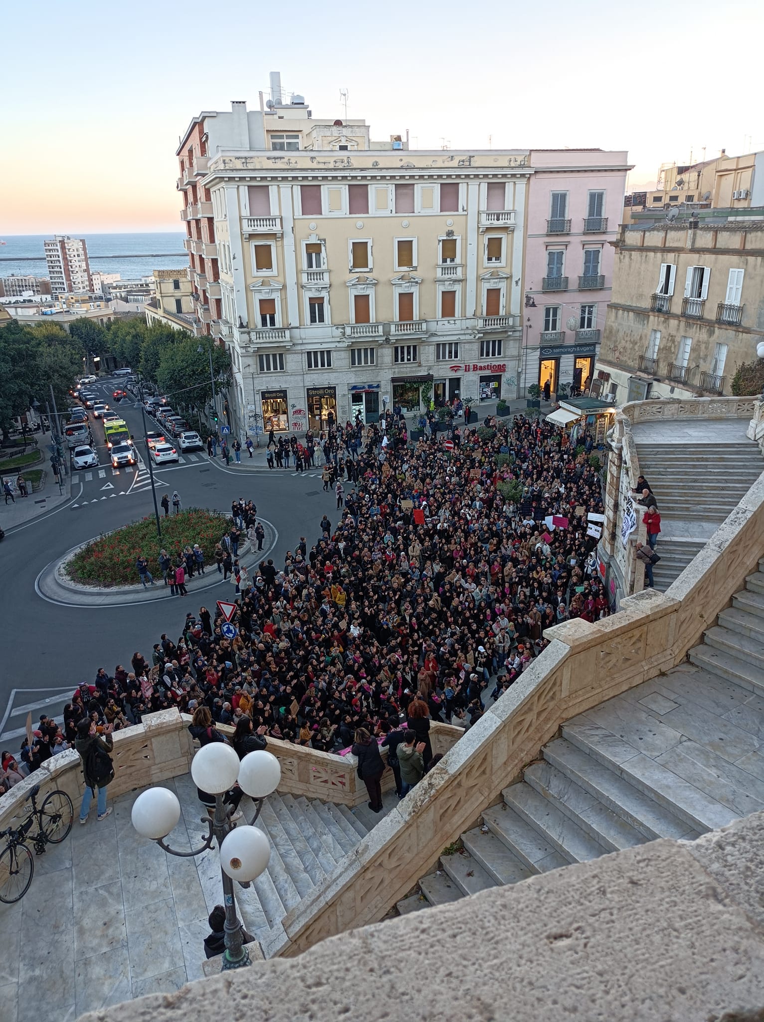 Cagliari, un enorme no alla violenza sulle donne: tutti insieme con Giulia Cecchettin nel cuore