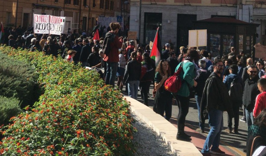 Antimilitaristi in piazza a Cagliari, corteo con 200 persone in città: “Via le basi dalla Sardegna”