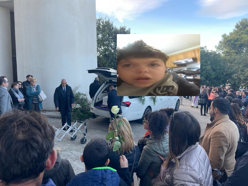 Rose bianche e lacrime a Muravera per l’addio a Matteo Porcu: “Sei stato un guerriero”