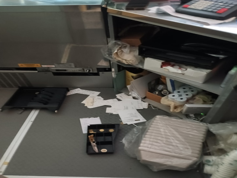 Cagliari, furto nella gelateria di via Monti: “I ladri si sono pure dimenticati un coltello”