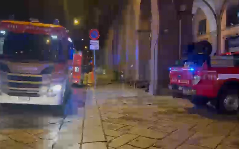 In fiamme il magazzino sopra l’Avion’s bar a Cagliari, 5 persone evacuate da palazzo Vivanet (VIDEO)