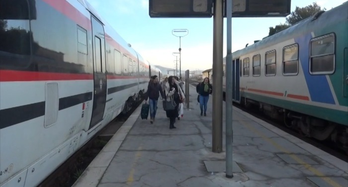 Trovato senza biglietto sul treno, senegalese 22enne scatena il caos a Decimomannu: arrestato