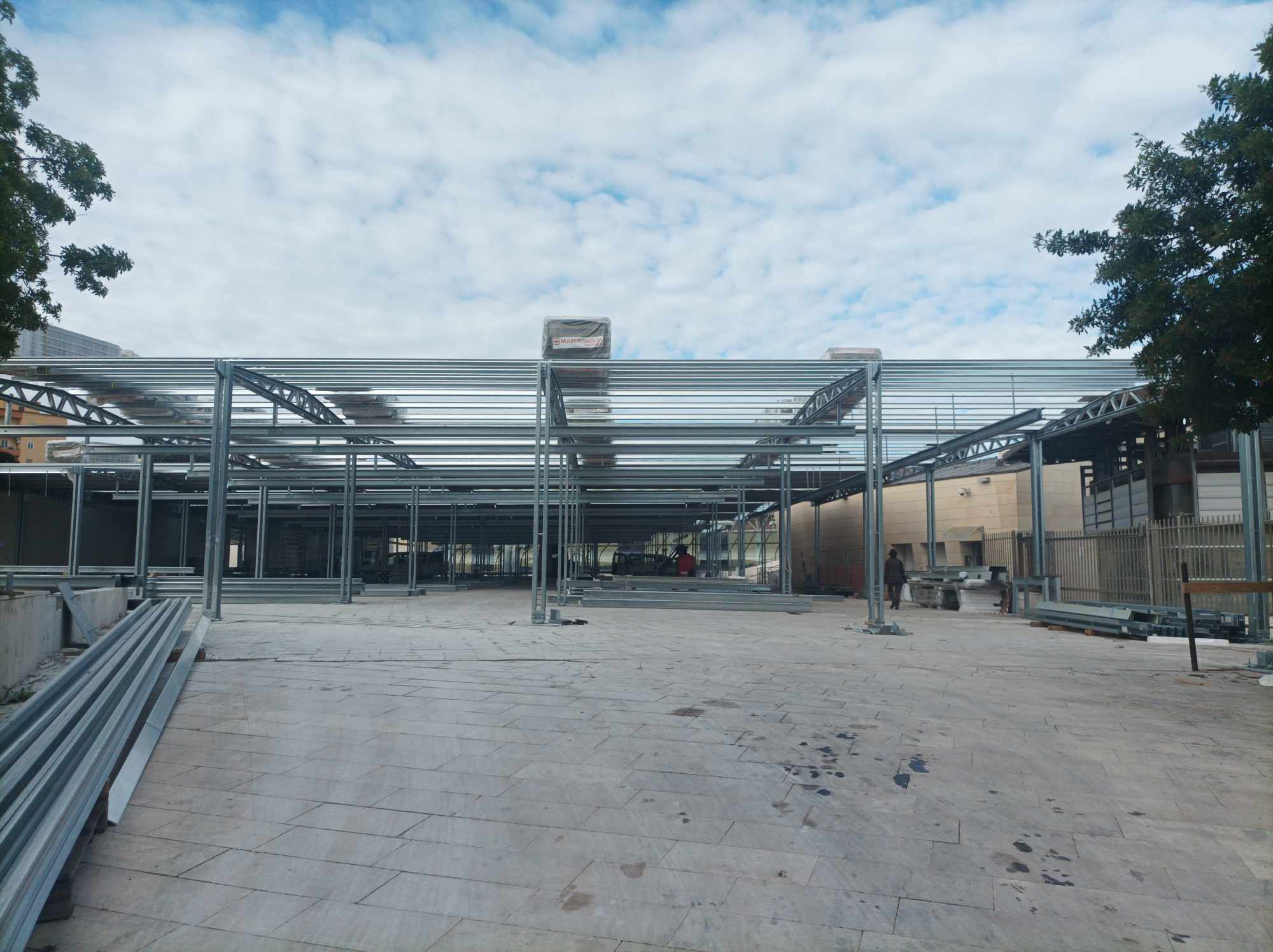 Cagliari, il nuovo mercato in acciaio prende forma in piazza Nazzari: sotto i parcheggi ancora sbarrati (VIDEO)