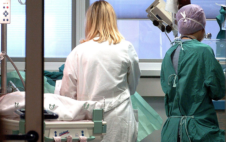 Tempi lunghissimi per visite e interventi oculistici al Brotzu, 10mila euro extra a medici e infermieri