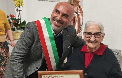 Tzia Giulia Matta spegne 100 candeline, Villasor in festa per la nuova centenaria