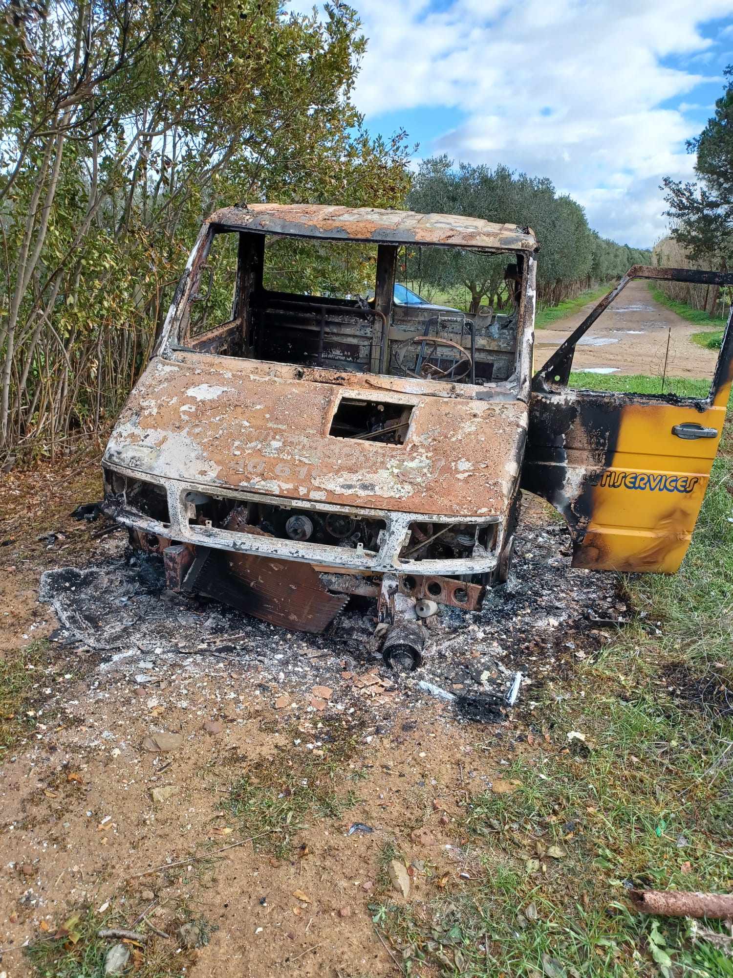 Villasor, trovato bruciato nelle campagne il carroattrezzi usato per rubare le auto nel Cagliaritano