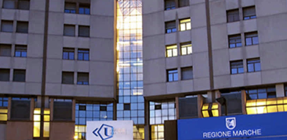 È morto dopo un mese di agonia il bimbo di 2 anni precipitato dal balcone: disposta l’autopsia