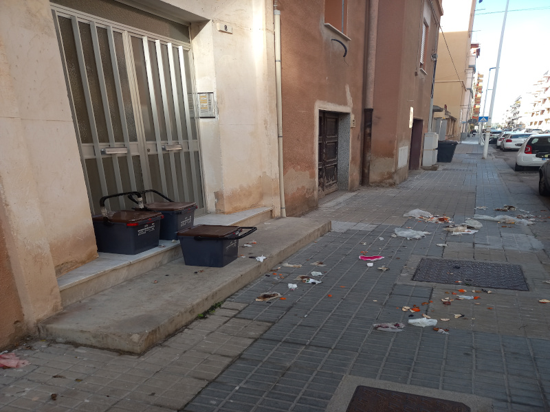 Cagliari, Tari alta ma gli incivili non diminuiscono: “Topi e gabbiani fanno festa in via Lombardia”
