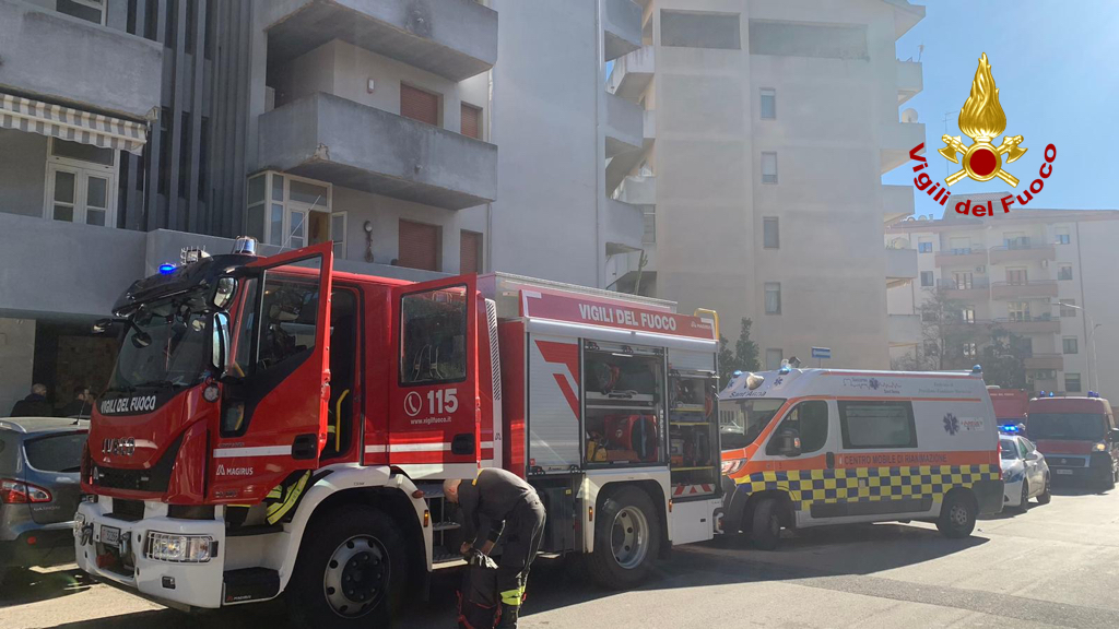 Paura in una palazzina invasa dal fuoco, 32 evacuati e cinque intossicati a Sassari -VIDEO