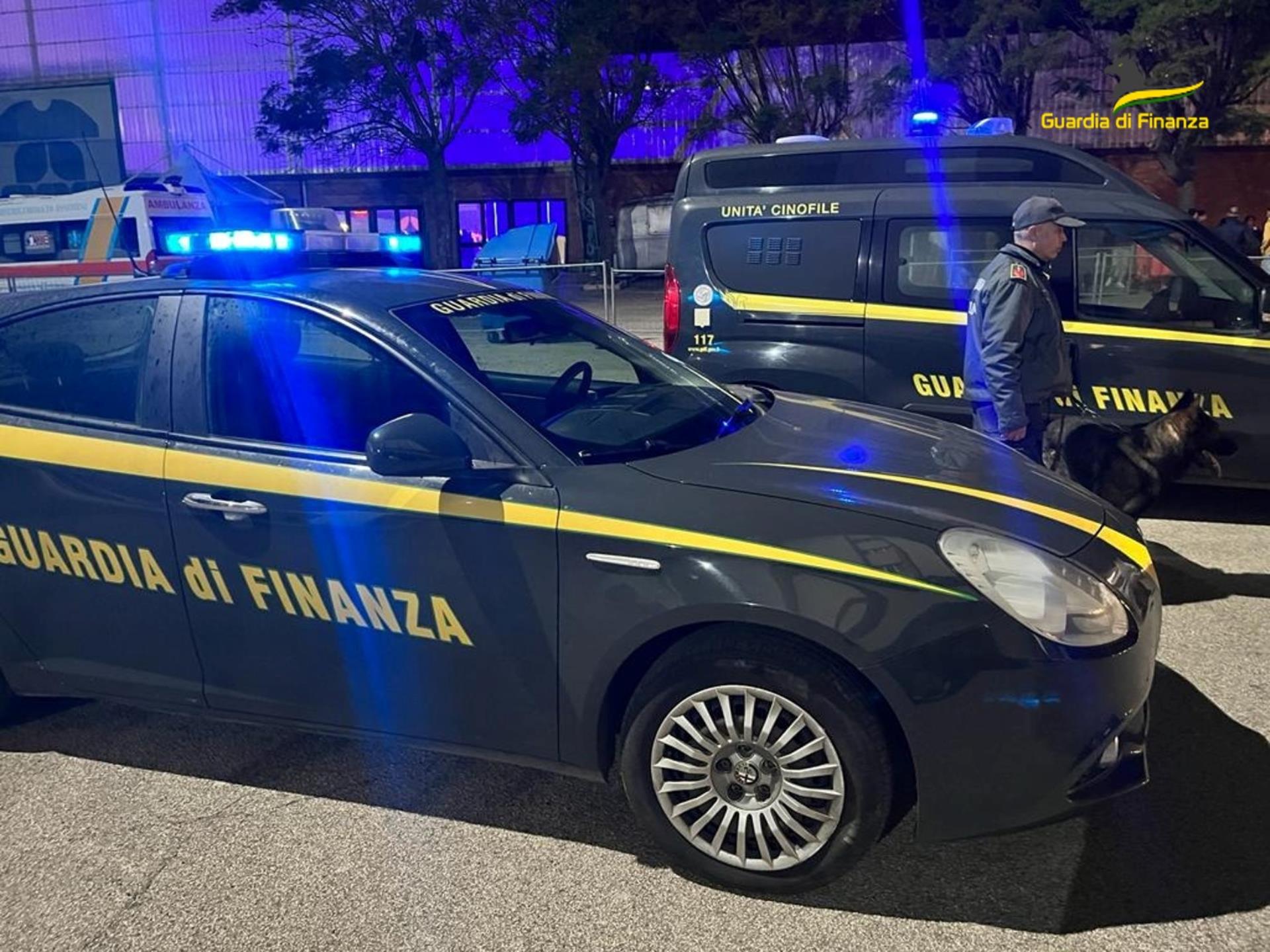 Cagliari, controlli agli ingressi della Fiera durante lo show di Sfera Ebbasta: 16 giovani beccati con la droga