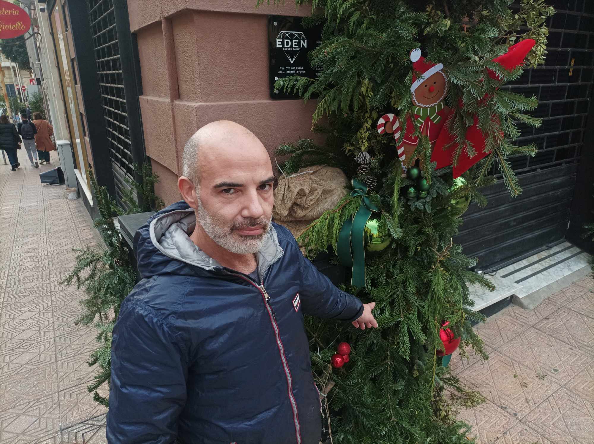 Cagliari, pasticceria nel mirino dei delinquenti: “Hanno rubato e spaccato tuti gli addobbi natalizi”