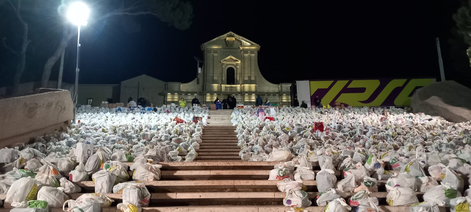 Cagliari, record di doni per il “Miracolo di Natale”: cibo e giochi ricoprono la scalinata di Bonaria