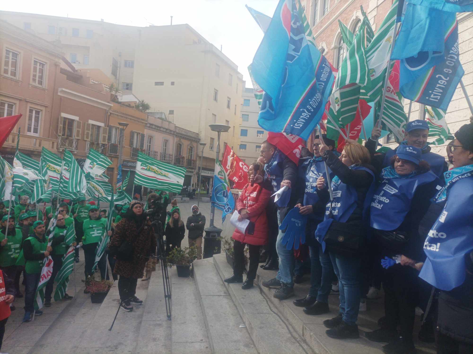 Cagliari, la protesta di centinaia di lavoratori: “Contratti da fame e non basta nemmeno la tredicesima”