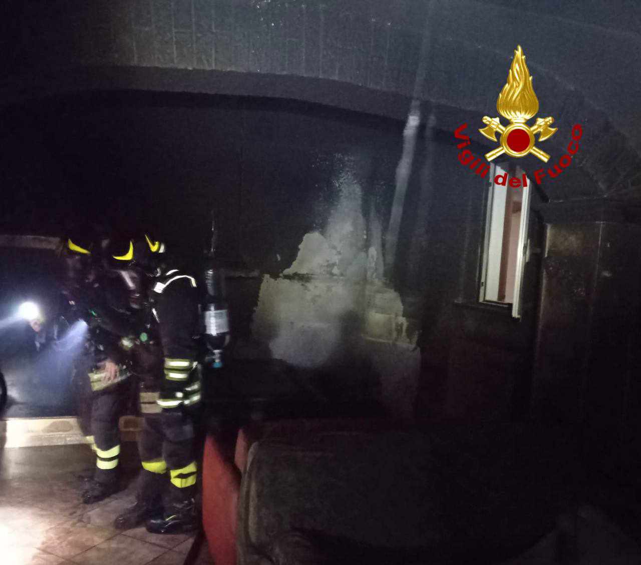 La villetta va in fiamme, 49enne disabile non riesce a fuggire e muore a Nuoro