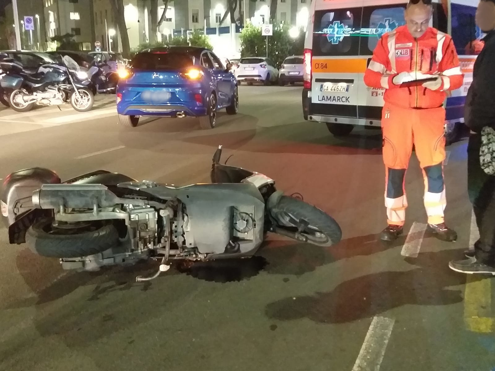 Cagliari, una moto sbatte contro un’auto in via Tuveri: donna soccorsa dal 118