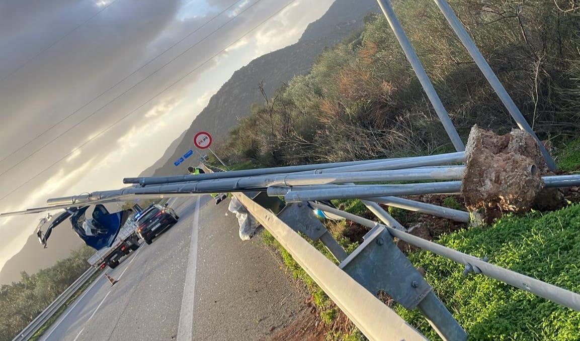 San Vito, furgone si schianta contro un cartello abbattuto dal vento e un’auto centra un palo