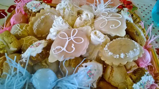 I gusti autentici della tradizione: i dolci sardi, belli e buoni, incantano i turisti