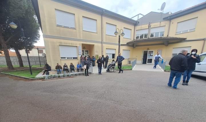 Serramanna, lunghe code al freddo davanti all’ambulatorio della guardia medica