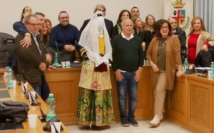 Monserrato, l’abito tradizionale sardo realizzato da Rosalba Lecca come dono per la comunità