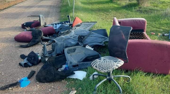 Villaspeciosa, parte dell’arredamento di un salotto gettato nelle campagne