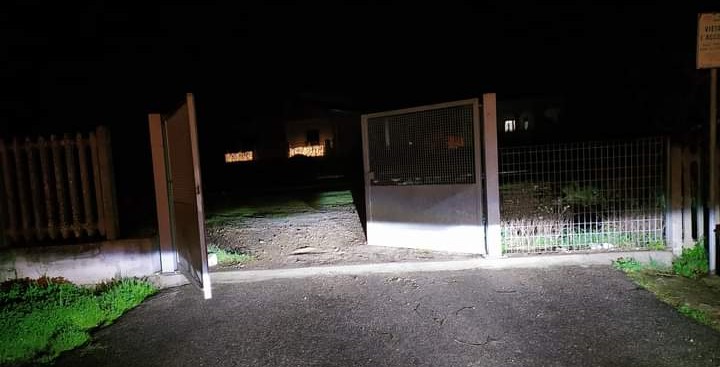 Samassi, cancello spaccato e libero accesso al passaggio a livello