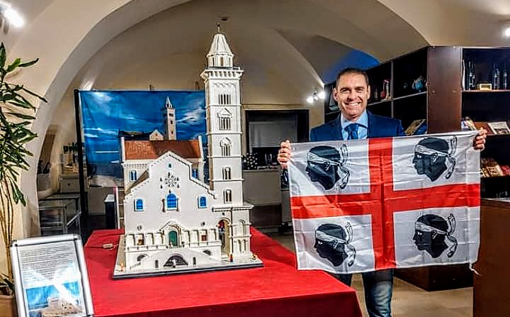 La Cattedrale di Trani riprodotta con 80 mila mattoncini dal cagliaritano Maurizio Lampis