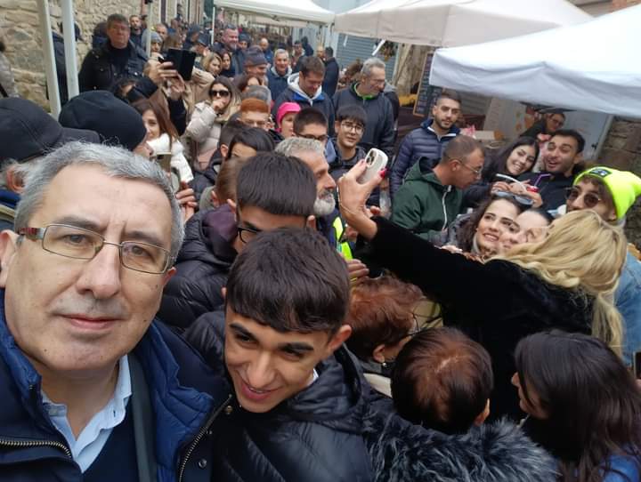 Mandas, tutti in fila per un selfie con Valeria Marini: “baci stellari” della showgirl ai leoni da tastiera