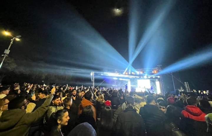 Assemini si scatena con Rosa Chemical: migliaia di giovani in piazza al concerto di fine anno