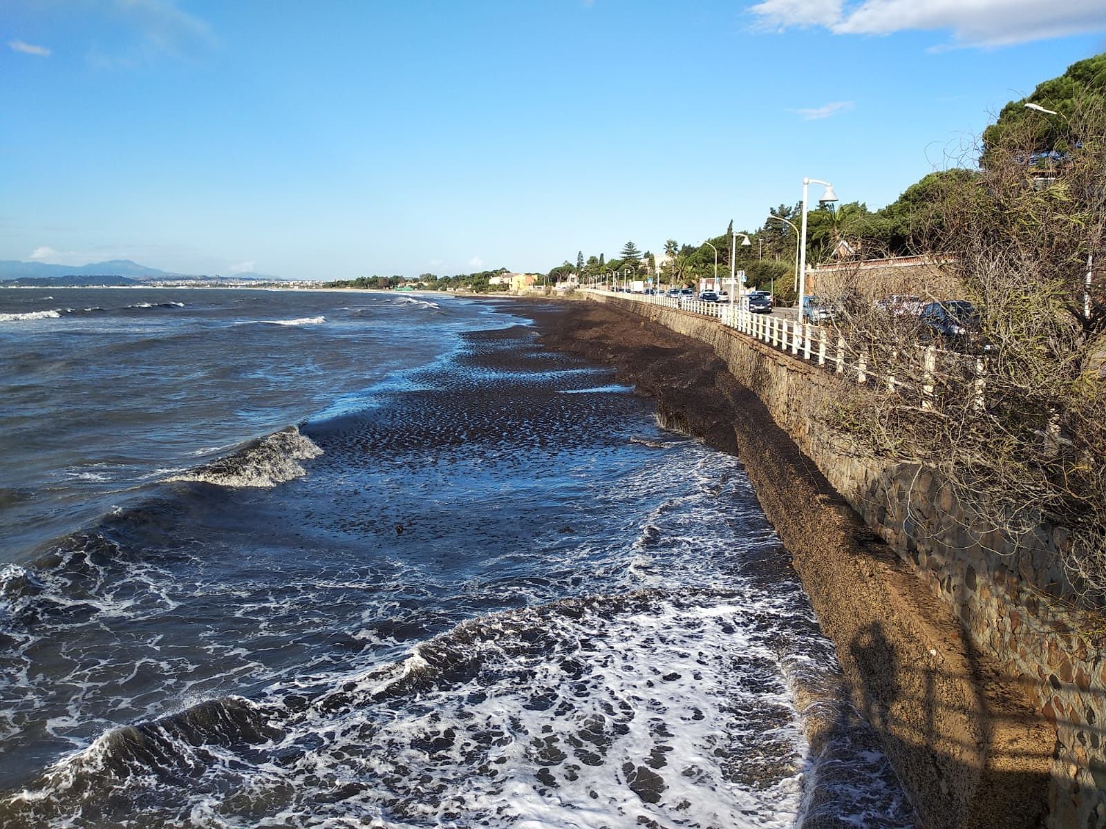 Margine Rosso, rifiuti di ogni genere portati in spiaggia dal maestrale