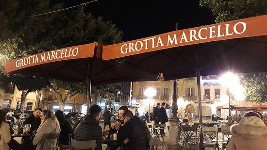 Cagliari, stangata alla “Grotta Marcello”: mille e 750 euro di multa per 8 sedie in più