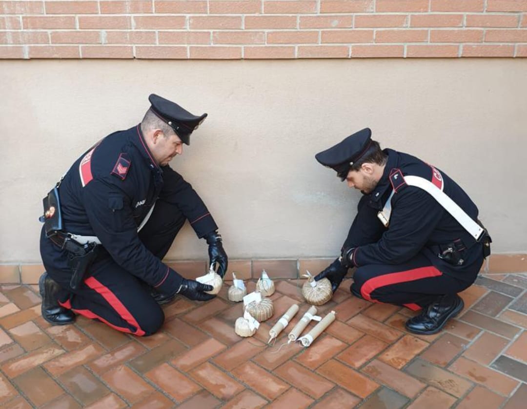 Bombe carta e candelotti esplosivi, 19enne denunciato a Capoterra