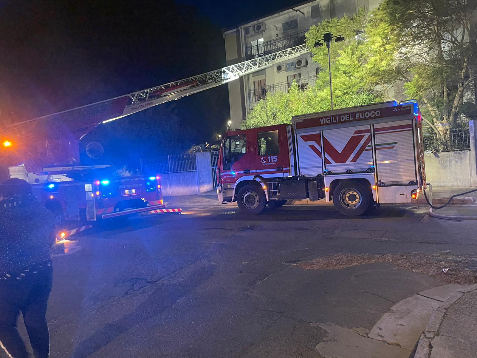 Quartu, un appartamento in fiamme in via Pizzetti: famiglia si salva ... Quartu, un appartamento in fiamme in via Pizzetti: famiglia si salva ...